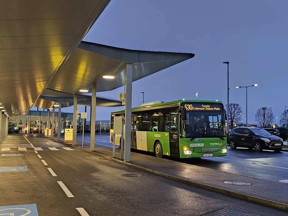 Stația de autobuz 630 în fața sălii de plecare