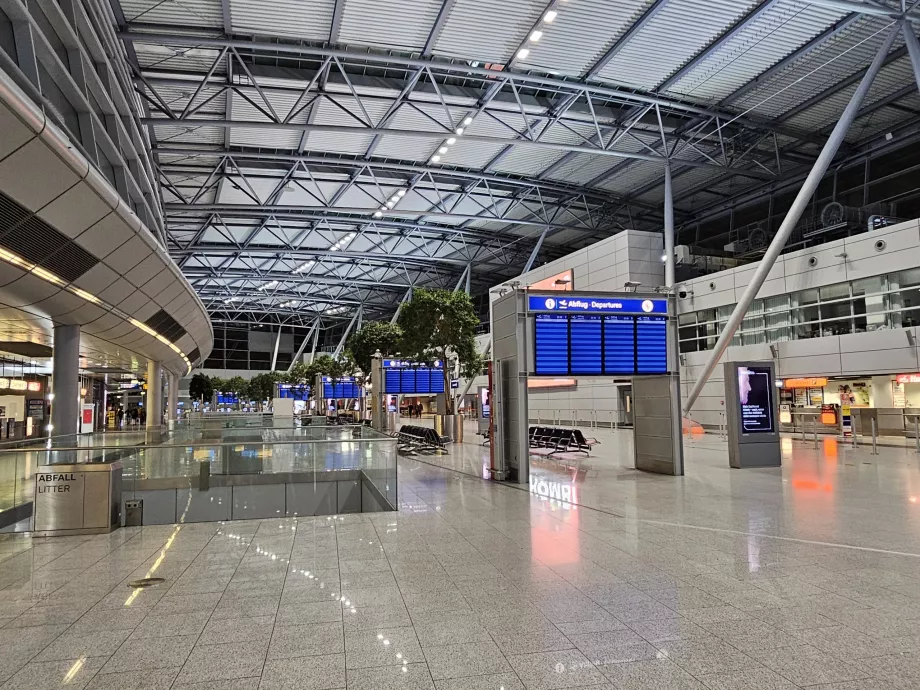 Sala de plecări, aeroportul DUS