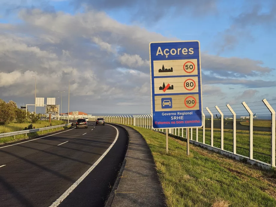 Închiriere de mașini - semn după părăsirea aeroportului Ponta Delgada