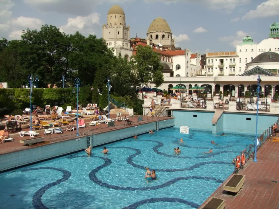 Piscină în aer liber