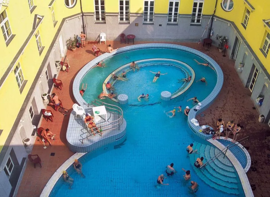 Piscină de șezut Lukács