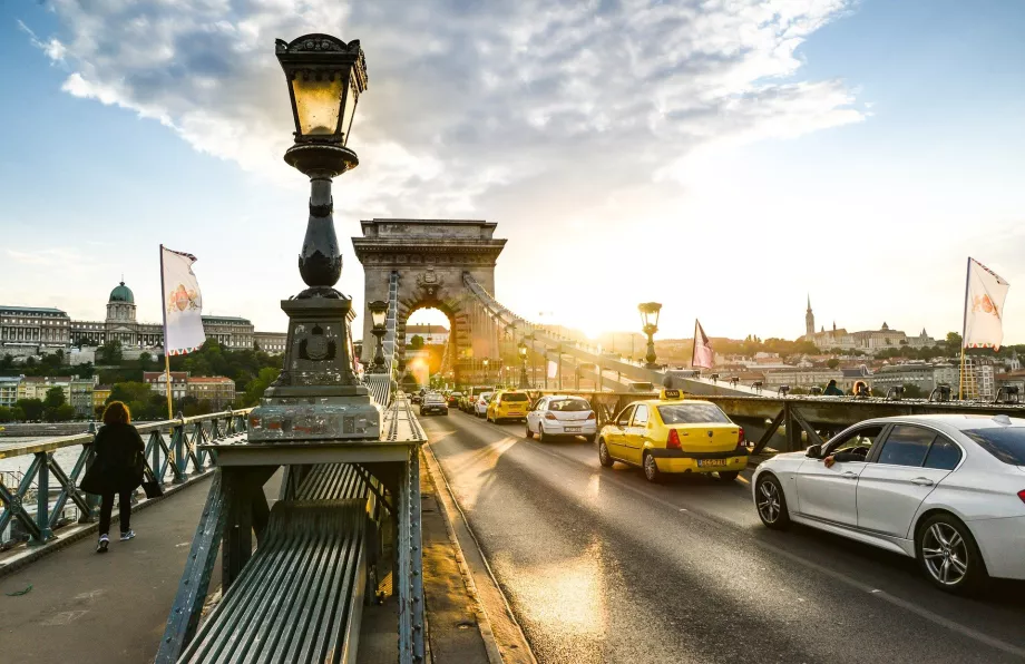 Trafic pe podul cu lanțuri