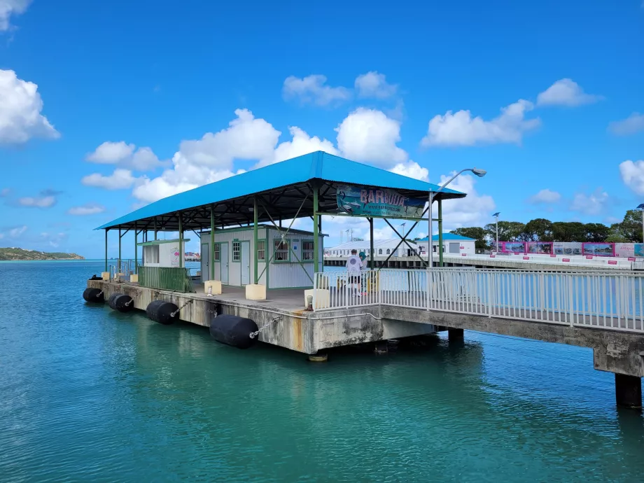 Pier în St. John's spre Barbuda