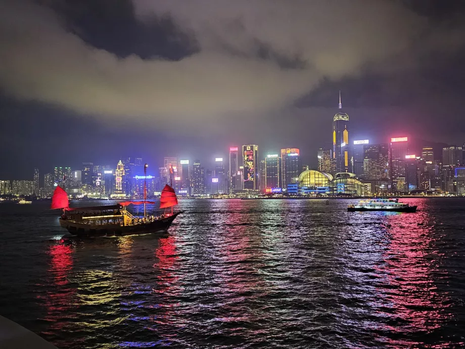 Vedere a insulei Hong Kong de la promenada TST