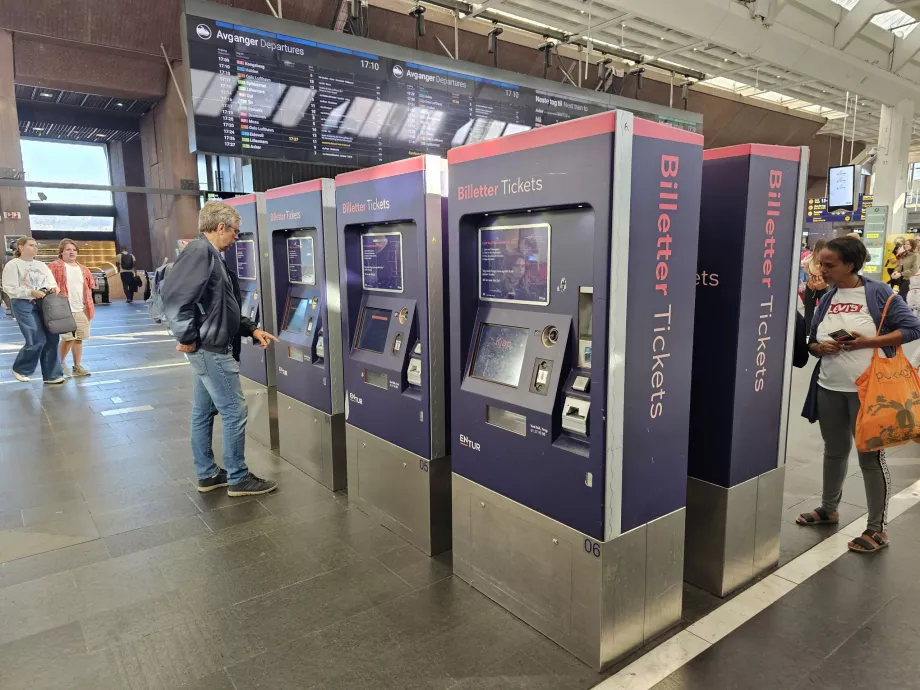 Distribuitoare automate în stația principală (numai pentru trenurile VY)