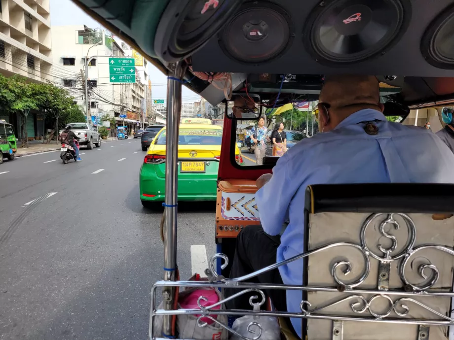 Mergeți cu un tuk-tuk