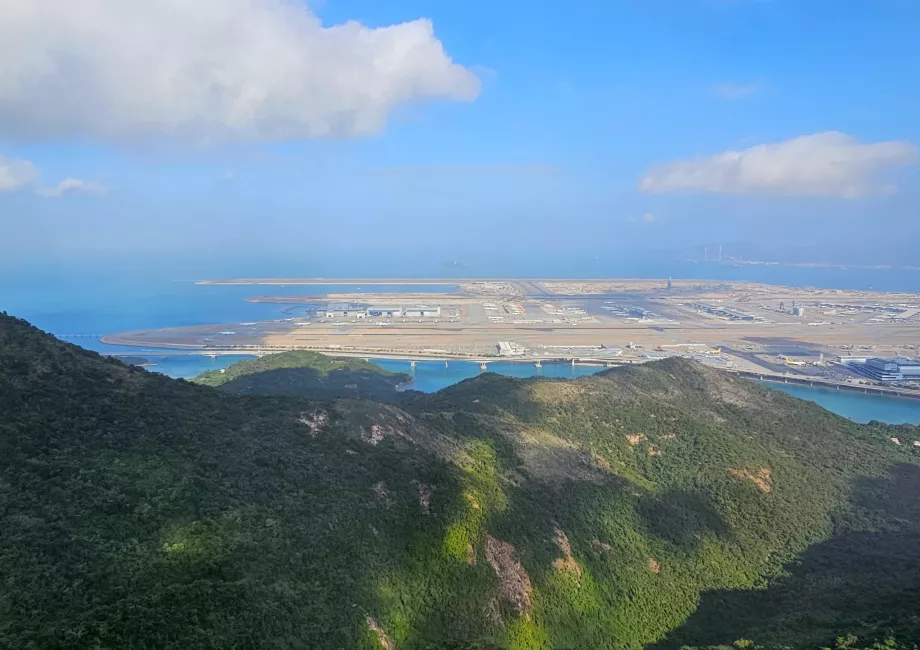 Vedere din telecabina spre aeroportul HKG