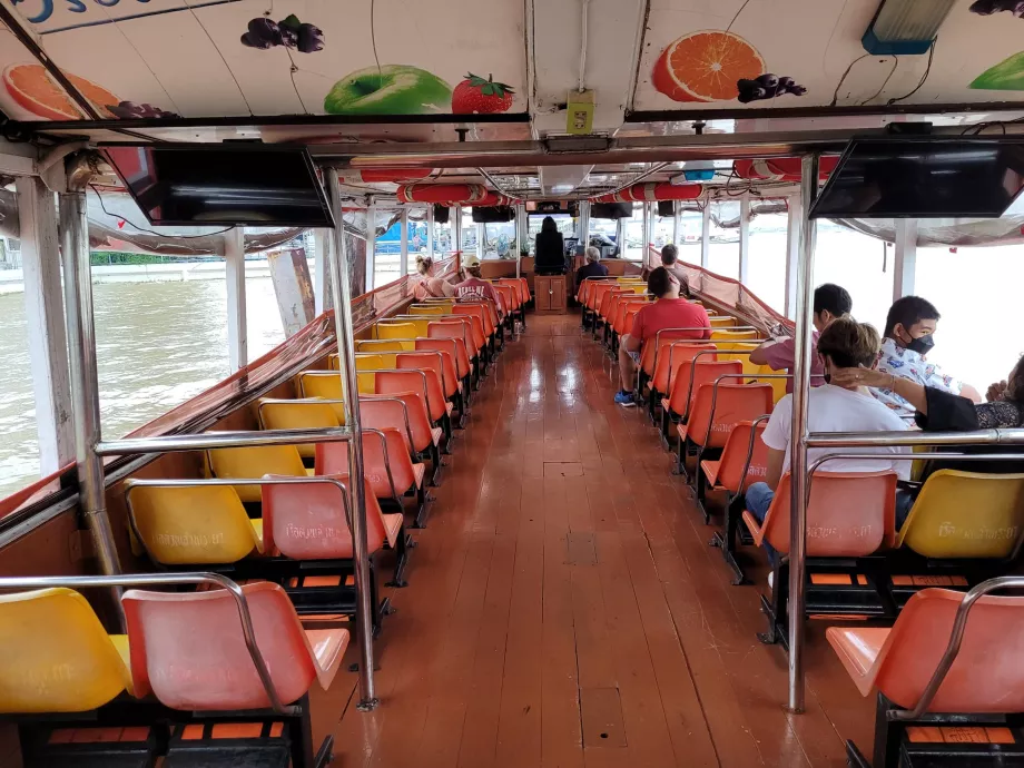 Interiorul vasului Chao Phraya Express