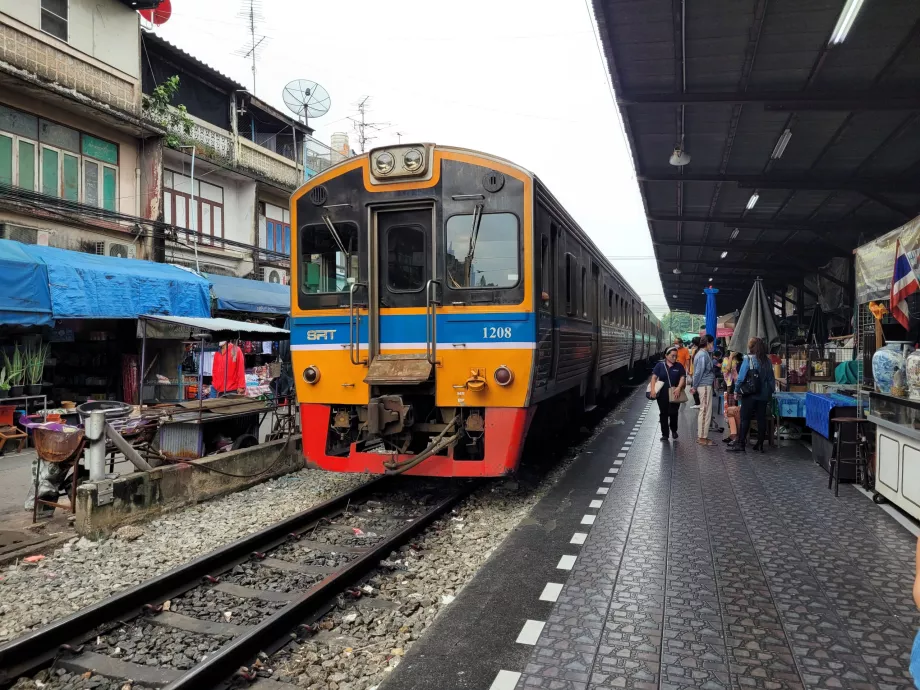 Tren până la stația Wongwian Yai