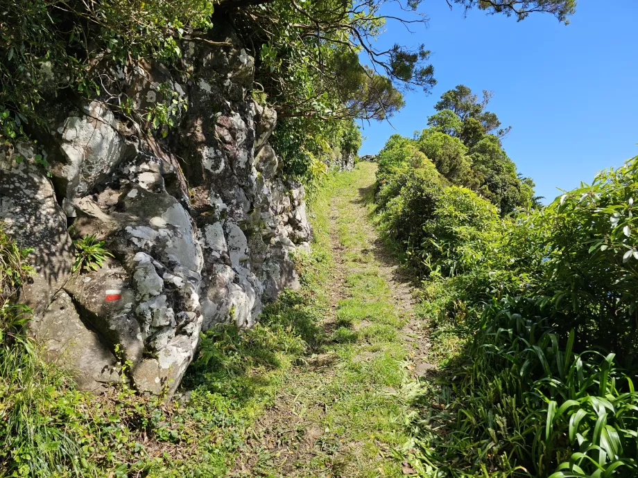 Marcaj pe stâncă, trilho Ponta Ruiva-Cedros