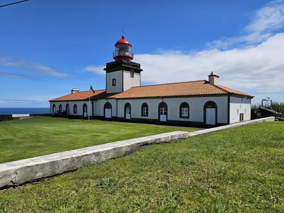 Farul Lajes, Insula Flores