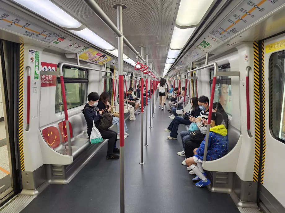 Interiorul metroului din Hong Kong