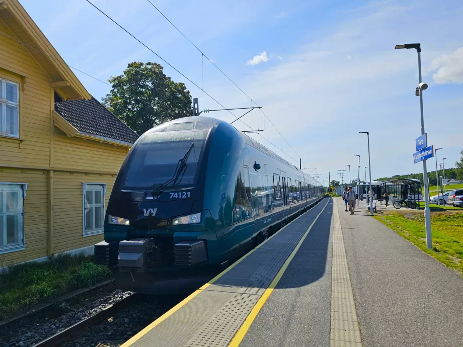 Tren la stația Torp