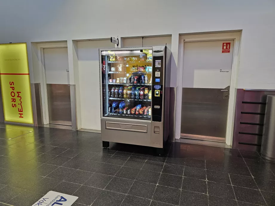 Automat de vending în sala de sosiri