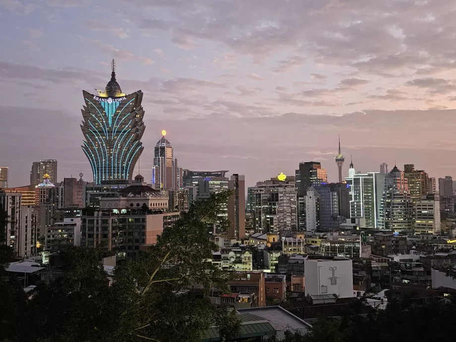 Vedere a orașului Macau seara