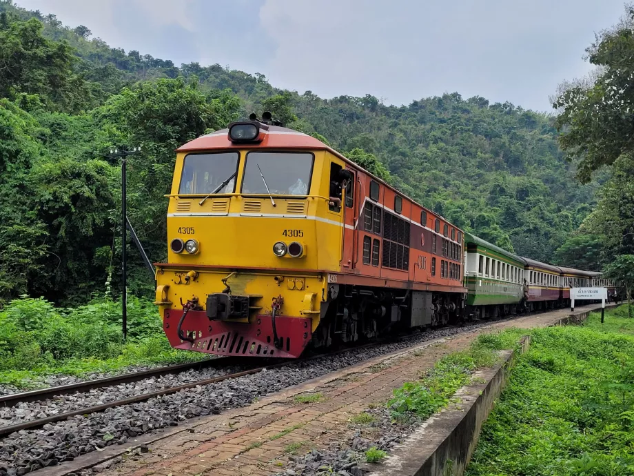 Tren în Tham Krasae