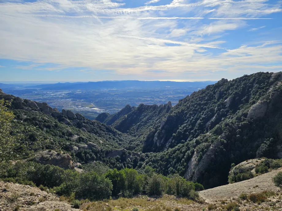 Vedere spre sud din Munții Montserrat