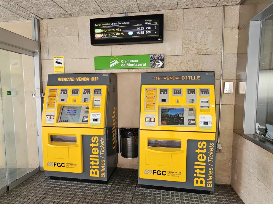 Automat de bilete în stația superioară a căii ferate cu roți dințate