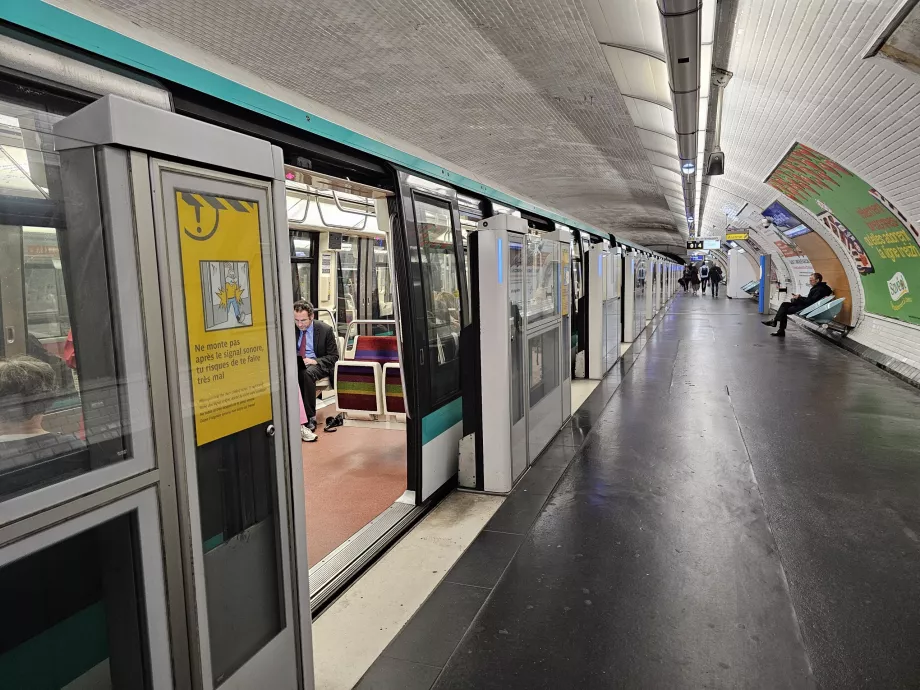 Stație de metrou cu bariere pentru noile trenuri