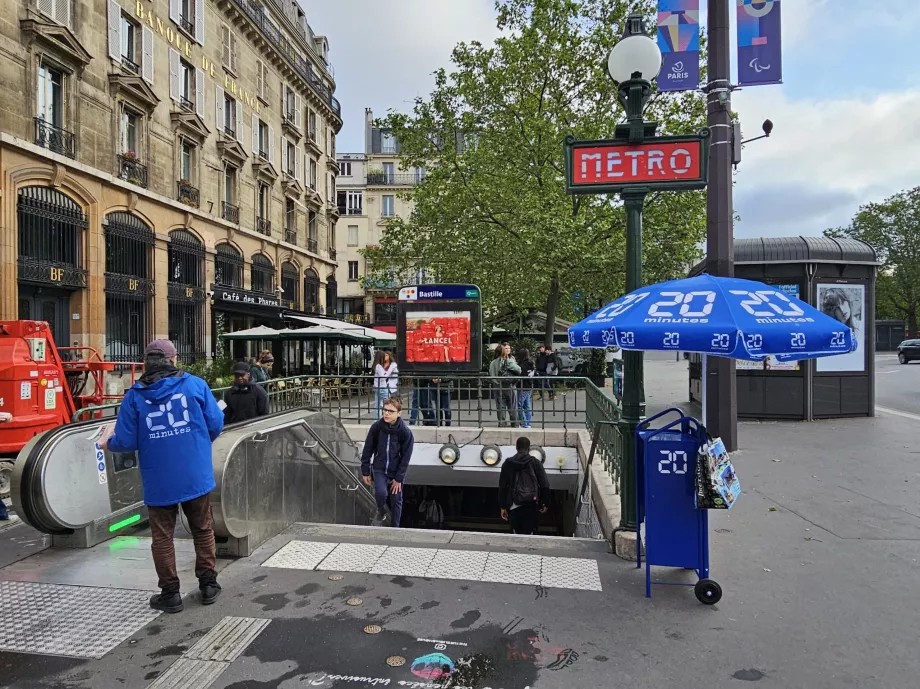 Intrarea la stația de metrou