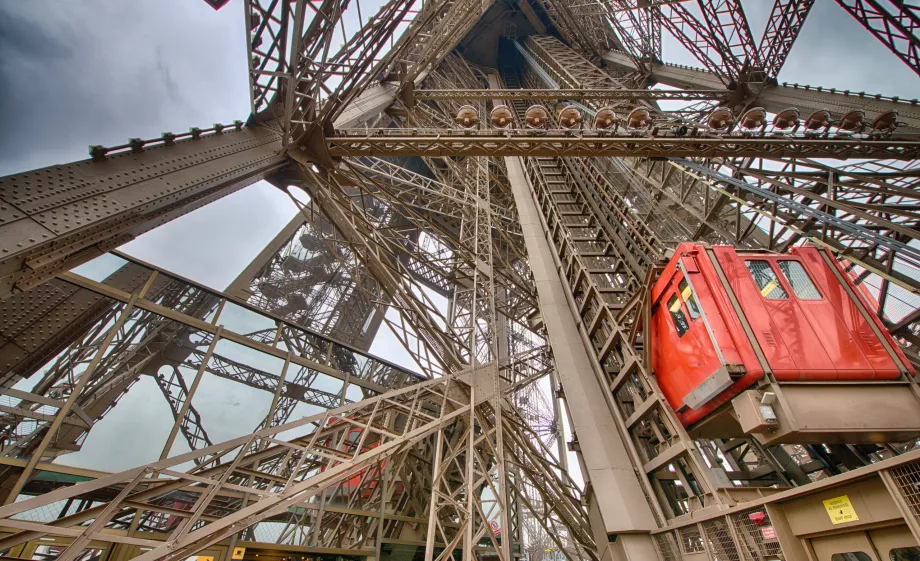 Turnul Eiffel Ascensor/lift