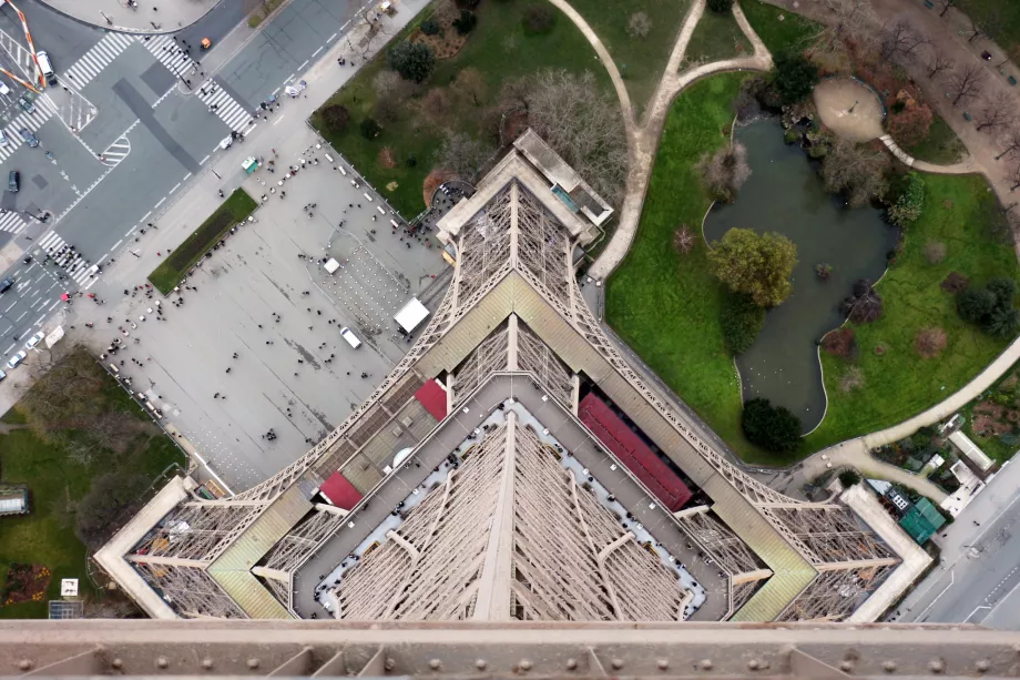 Turnul Eiffel privind în jos