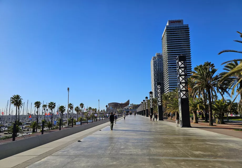 Promenadă de-a lungul plajei Bogatell