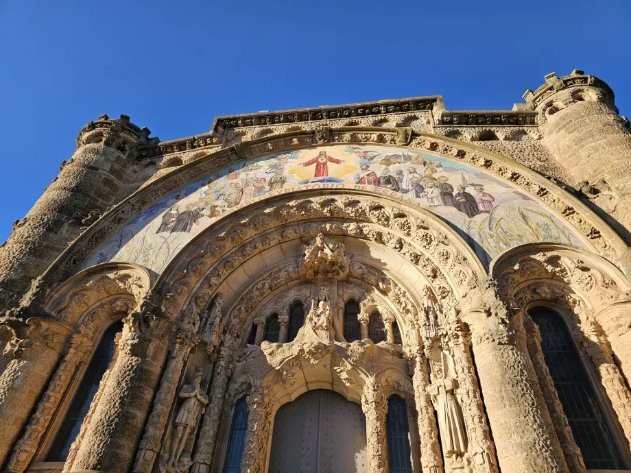 Detaliu al portalului templului Tibidabo