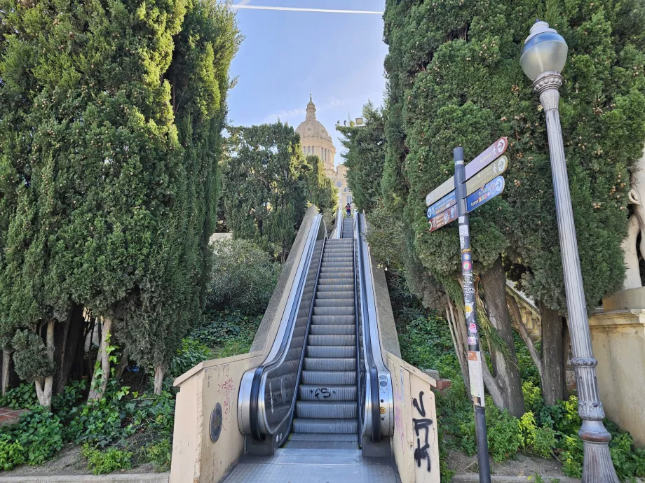 Scări rulante către Palau Nacional