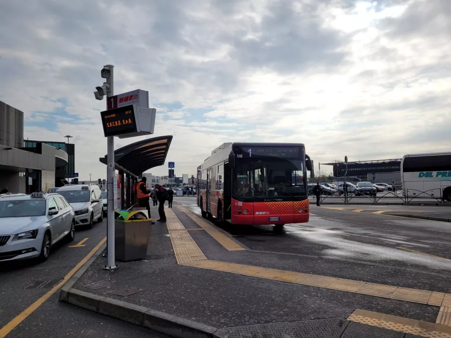 Stație de autobuz în direcția Bergamo