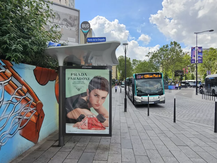 Stația de autobuz 350 la Porte de la Chapelle