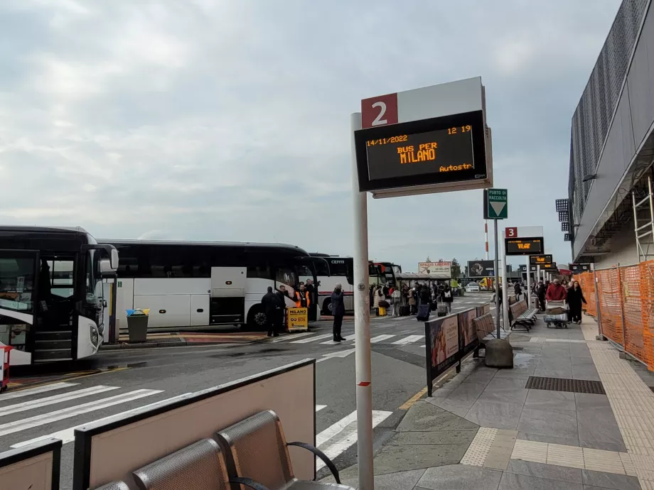 Opriri de autobuz în direcția Milano