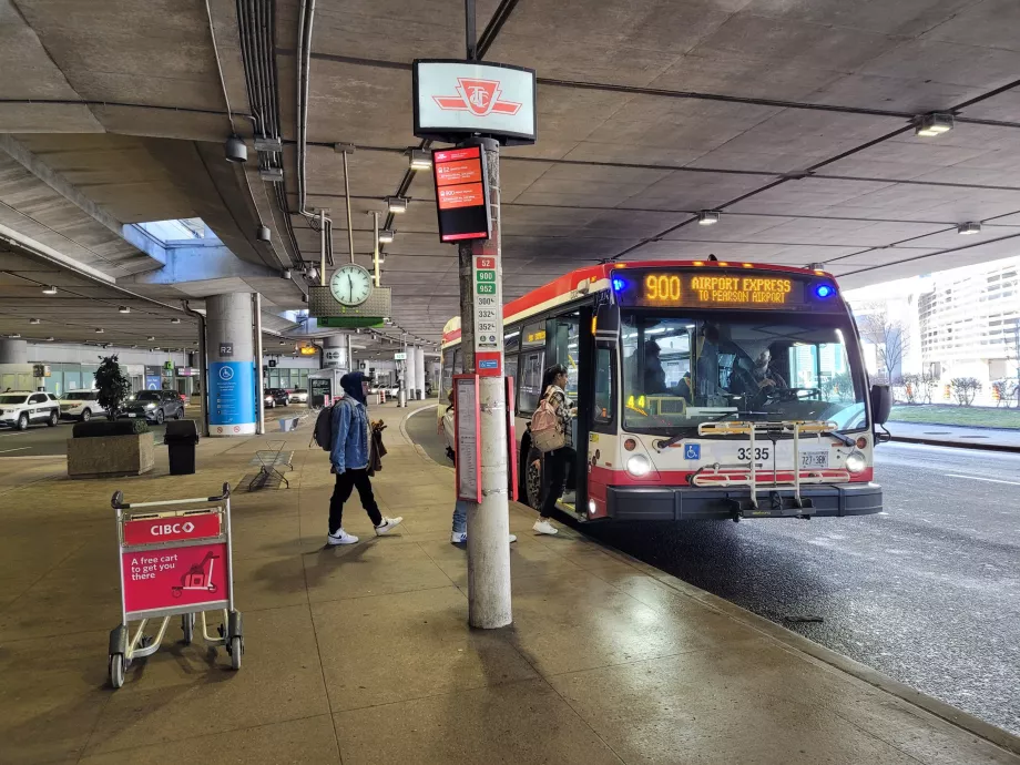 Stație de autobuz la aeroport