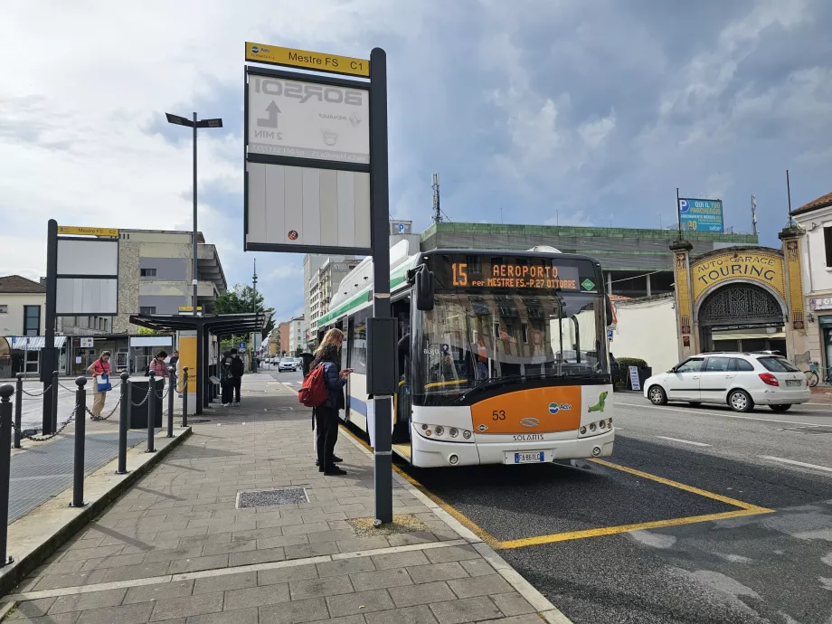 Stația de autobuz 15 către aeroport în fața gării Mestre