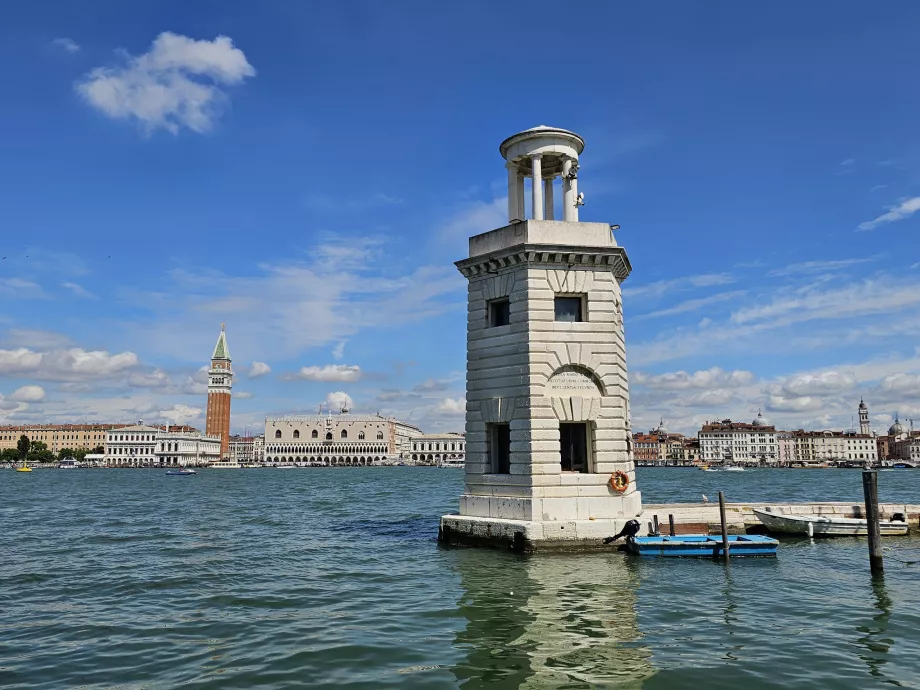 Vedere a Veneției de pe insula San Giorgio