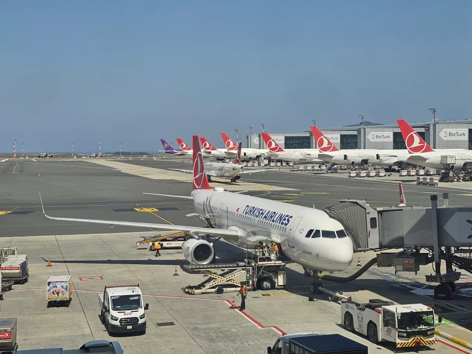 Aeronava Turkish Airlines pe aeroportul din Istanbul