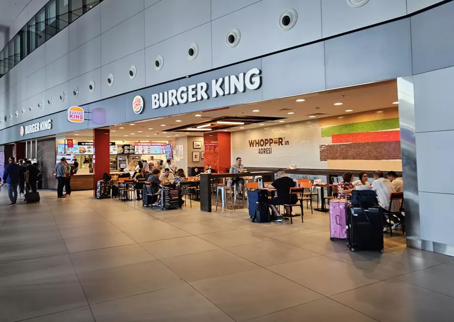 Buger King în sala de sosiri, în zona publică