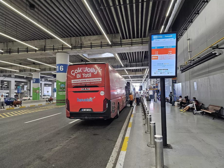 Stație de autobuz la aeroport - linia în direcția Taksim (centru)