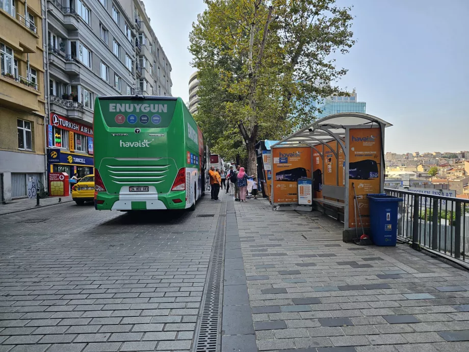 Stație de autobuz la Piața Taksim