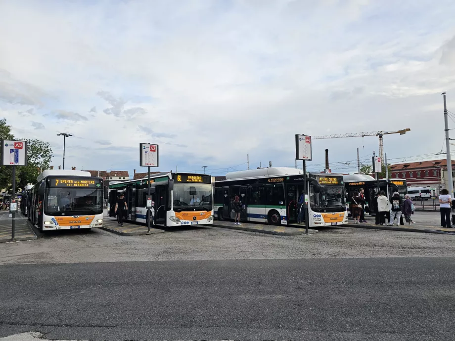 Opriri autobuz în Piazzale Roma