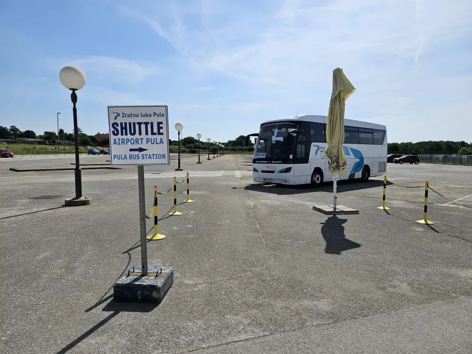 Stație de autobuz la aeroport