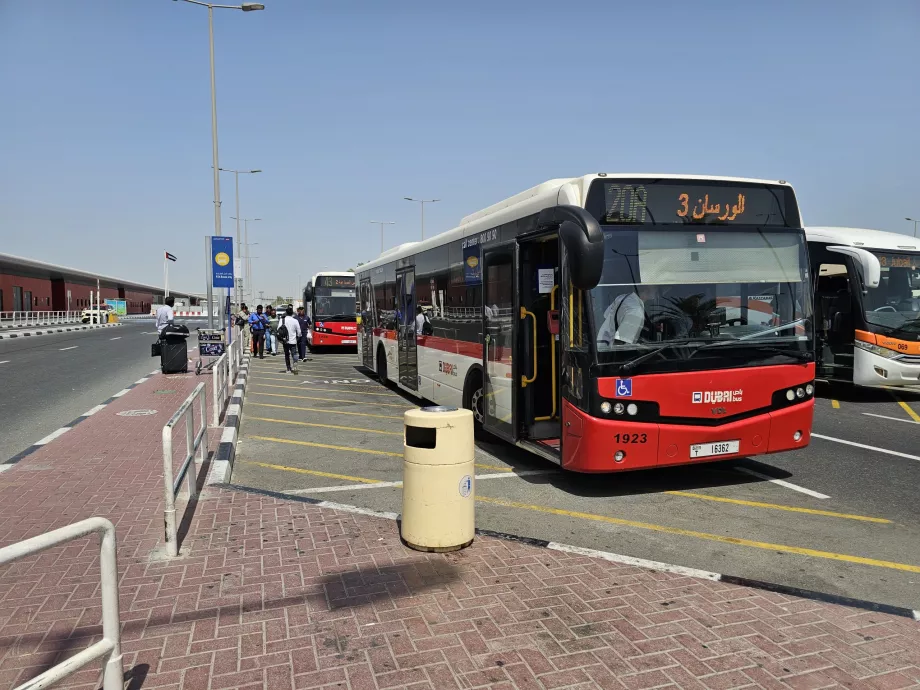 Stație de autobuz în fața Terminalului 2