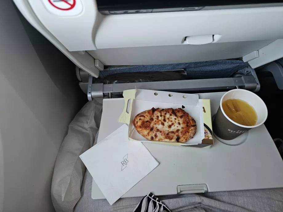 Gustare înainte de aterizare pe un zbor lung al Royal Brunei Airlines