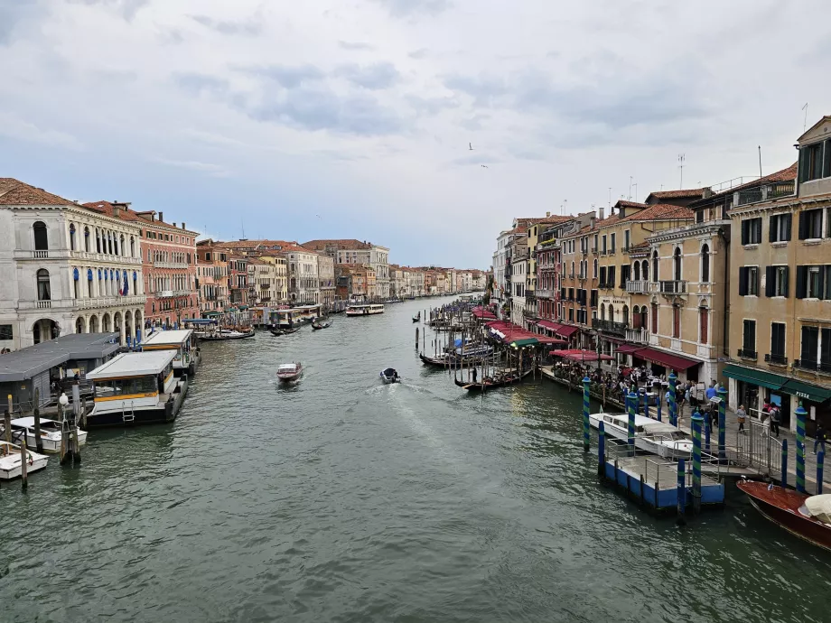 Vedere de pe podul Rialto de pe Marele Canal