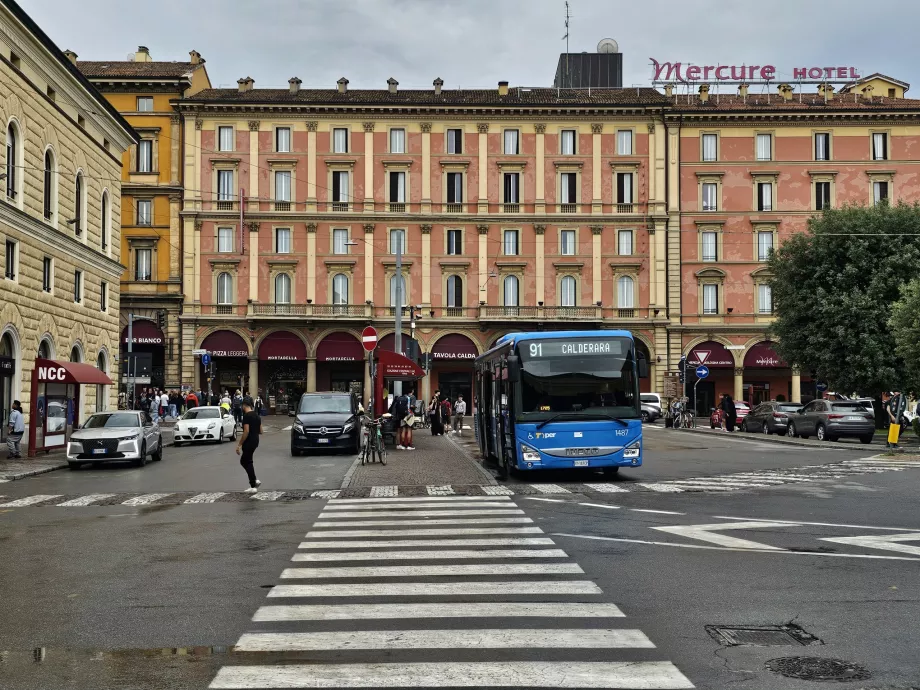 Autobuzele 81, 91, 35 și 39 opresc în fața stației Bologna Centrale