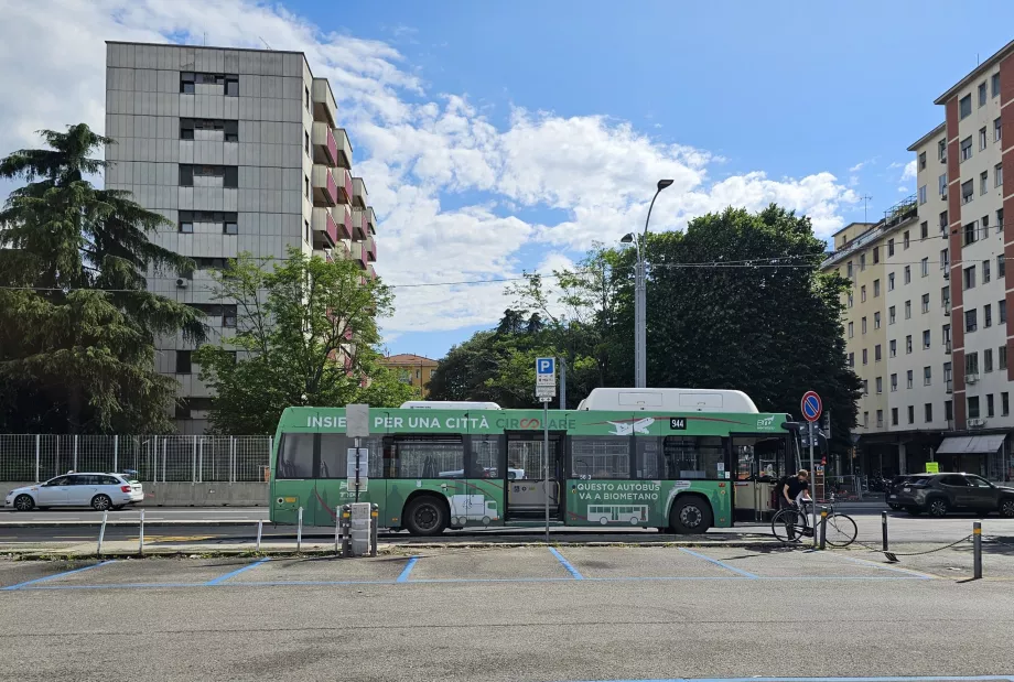 Stația de autobuz 944, Ospedale Maggiore