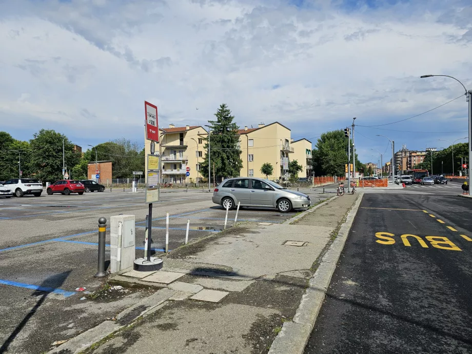 Stația de autobuz 944, Ospedale Maggiore