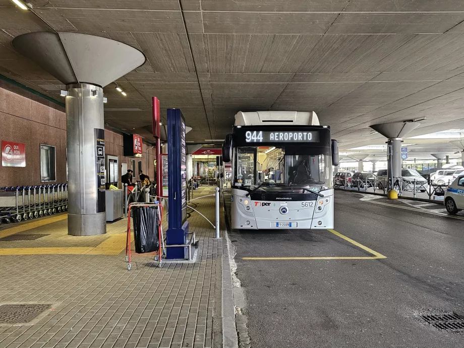 Stația de autobuz 944 la aeroport