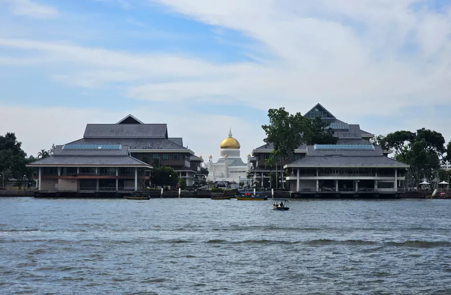 Vedere a moscheii Omar Ali Saifuddien din Kampong Ayer