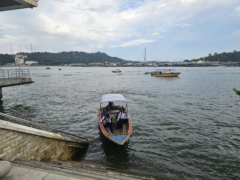 Feribot către Kampong Ayer